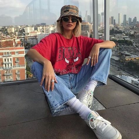 Fifteen 90s Vintage Streetwear Looks To Try RN - Society19 Tan Bucket Hat Outfit, Tan Bucket Hat, Indie Outfits Grunge, Indie Outfits Summer, Bucket Hat Outfit, Hat Outfit, Fall Winter Trends, Streetwear Mode, Outfit Vintage