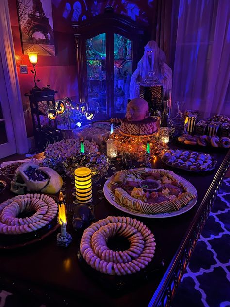 Halloween Party Catering Ideas, House Halloween Party Decor, Caroline Halloween Decoration, Classic Horror Halloween Party, Halloween Masquerade Ball Decorations, Classic Halloween Party Decor, Nostalgic Halloween Party, Halloween Themed Sweet 16 Party, Halloween Party Small Apartment