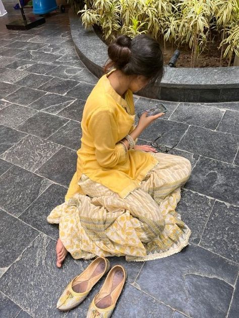 Log in to Twitter / X South Asian Women Fashion, Aesthetic Indian Poses, Indian Fits Aesthetic, Indian Dress Aesthetic, South Indian Outfits, Brown Girl Aesthetic Indian, Aesthetic Indian Outfit, Desi Aesthetic Outfit, Indian Girl Aesthetic