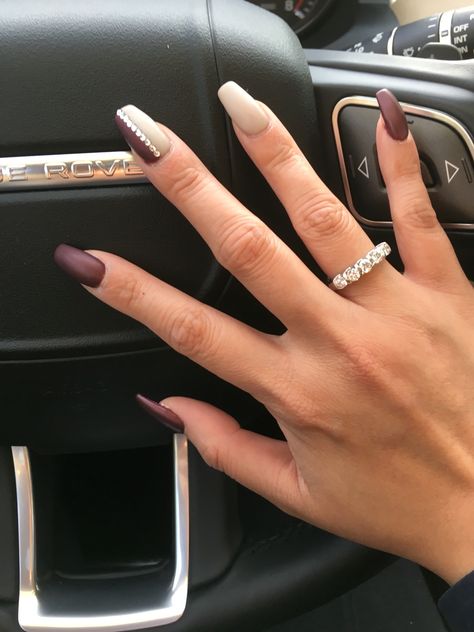 my burgundy/grey nails! Wedding Nails For Bridesmaids Burgundy, White Maroon Nails, Wine And Silver Nails Designs, Grey And Burgundy Nails, Grey And Maroon Nails, Grey Burgundy Nails, Gray And Maroon Nails, Burgundy And Grey Nails, Burgundy And Tan Nails