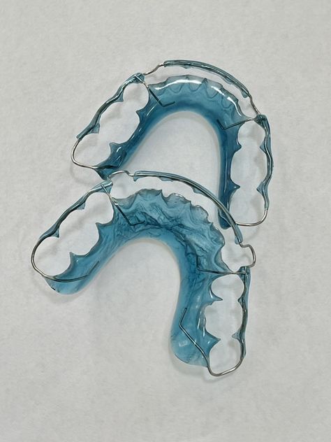 Retainer Aesthetic, Retainers For Teeth, Hawley Retainer, Retainers Colors, Retainer Teeth, Dental Retainer, Braces Colors, Dubai Aesthetic, Orthodontics Braces