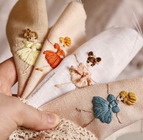 Embroidered Hair Bows, Embroidered Items, Handmade Hair Clip, Embroidered Napkins, Diy Embroidery Patterns, Embroidery Videos, Hand Work Embroidery, Hand Embroidery Projects, Hand Embroidery Flowers