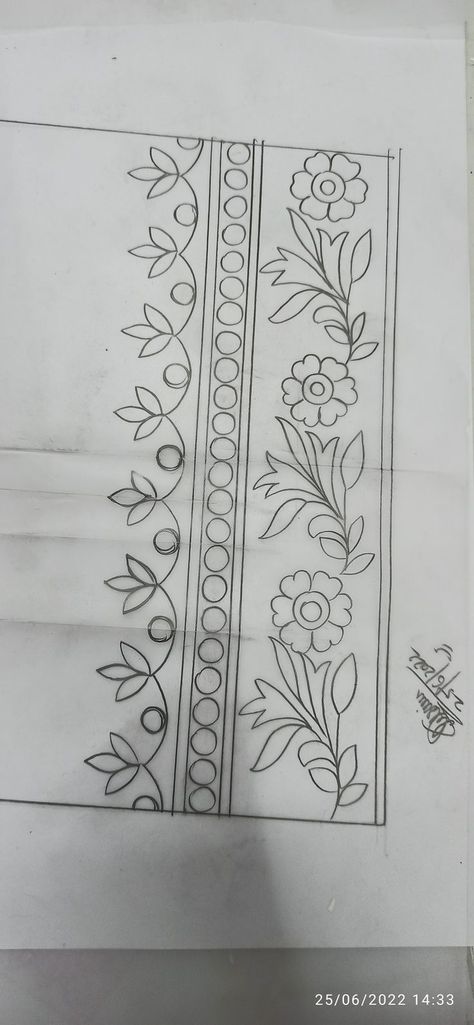 Images By Isabel Rodriguez On Bordados F84 Floral Embroidery Border Patterns, Neck Border Embroidery, Embroidery Traces Patterns, Hand Work Embroidery Dupatta Border, Embroidery Trace Design, Saree Border Designs Drawing Simple, Hand Work Embroidery Border, Simple Motif Design For Tracing, Border Khaka Designs