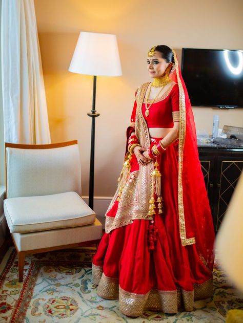 This Simple Sabyasachi Lehenga Is A Bridal Outfit Of Our 'Minimal' Dreams Sabyasachi Bridal Red, Sabyasachi Lehengas, Sabyasachi Lehenga Bridal, Sabyasachi Collection, Red Bridal Lehenga, Lehenga Anarkali, Sabyasachi Bridal, Bridesmaid Lehenga, Sabyasachi Lehenga