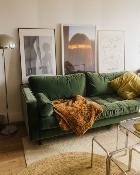 Green Couch, Interior Design Per La Casa, Velvet Couch, Green Sofa, Room Deco, Design Del Prodotto, House Room, Living Room Inspo, Green Wall