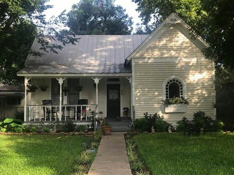 Old Small House, Small Old House, 1800s Home, Charming House, Cottage Inspiration, Southern Homes, Old Cottage, Cottage Plan, Farmhouse Exterior