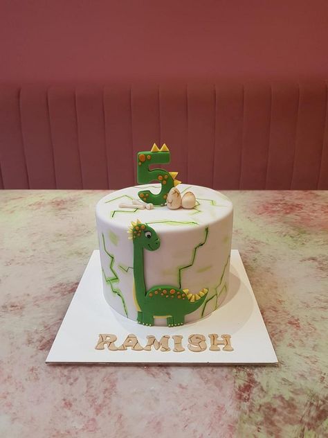 Cakes Without Fondant, Dino Birthday Cake, Baby Boy Birthday Cake, Superhero Birthday Cake, Dino Cake, Pretty Wedding Cakes, Dinosaur Birthday Cakes, Smash Cake Boy, 2 Birthday Cake