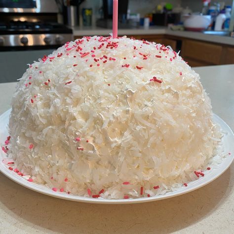 A no-bake dessert using a ready-made angel food cake and ingredients that can be easily found in any store. It looks like a large snowball when finished. Snowball Cake Recipe, Angel Food Trifle, Snowball Cake, Punch Bowl Cake, Angel Food Cake Desserts, Pineapple Desserts, Make Ahead Desserts, Bowl Cake, Instant Pudding Mix