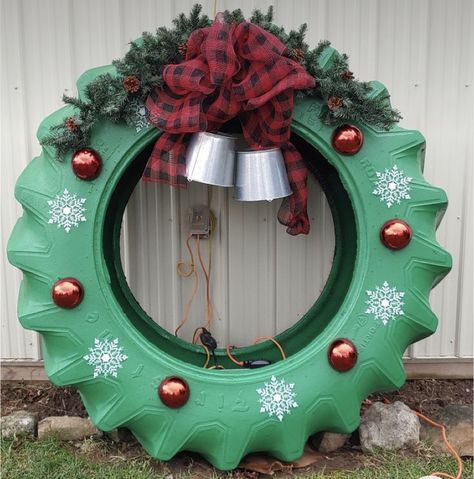 Christmas Tire Projects, Fall Tire Decorations, Christmas Tyre Ideas, Tractor Parade Ideas, Driveway Christmas Decorations Ideas, Christmas Tires Decoration, Christmas Farm Decorations, Tire Wreath Christmas, Tractor Tire Wreath