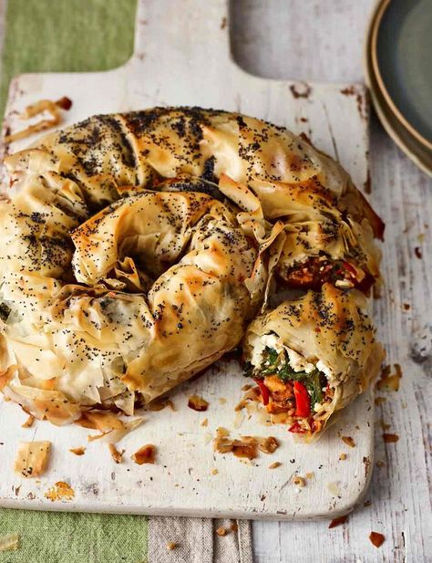 Try this vegetarian Moroccan pastry recipe for a real crowdpleaser. Packed with sweet potato, red peppers, feta and rice makes this filo pastry recipe is bursting with flavour. Pastilla Recipe, Potato Pastry, Cooking Artichokes, Filo Pastry Recipes, Pudding Chia, Filo Pastry, Veggie Food, God Mat, Idee Pasto Sano