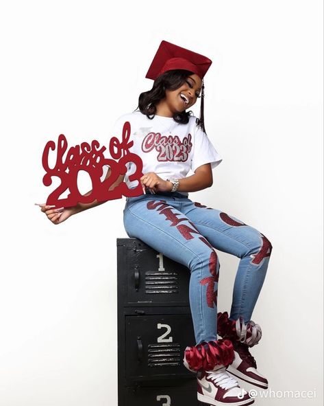 Class Of 2024 Photoshoot Ideas, High School Graduation Picture Outfit Ideas, Graduation Photoshoot Outfit Ideas High School, Highschool Senior Picture Outfit Ideas, Senior Heads Outfits, Senior Picture Ideas 2025, Ultrasound Photoshoot, High School Graduation Picture Ideas, Senior Pictures Outfits Black Women