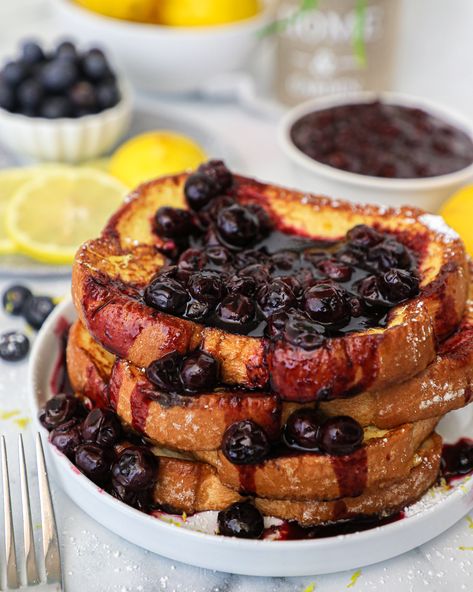 Thick and fluffy slices of french toast with a tangy lemony twist! This easy recipe is made in minutes and is the perfect summer breakfast! Lemon French Toast, Blueberry Sauce Recipe, Sourdough French Toast, Banana Bread French Toast, French Bread French Toast, Cinnamon Banana Bread, Delicious French Toast, Blueberry Compote, Berry Compote