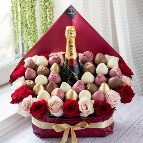 Chocolate Dipped Strawberries Bouquet, Chocolate Strawberries Bouquet, Wine Gift Box Ideas, Chocolate Covered Strawberries Bouquet, Chocolate Bouquet Diy, Valentine Centerpieces, Strawberry Gifts, Covered Strawberry, Dipped Strawberries