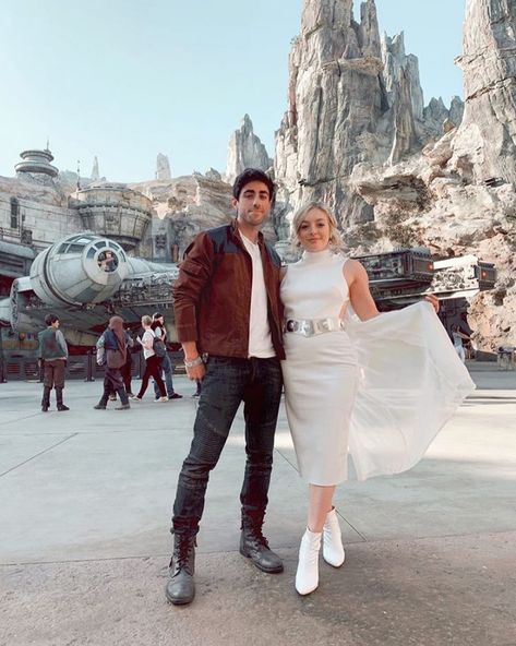 DisneyBound on Instagram: “Happy @starwars Galaxy’s Edge opening day, @disneyland! 📸 @mrleozombie #disneybound” Star Wars Disneybound Couple, Leia Disneybound, Disneyworld 2024, Galaxy's Edge Outfit, Disneybound Couples, Japan Lookbook, Star Wars Bounding, Disney Besties, Star Wars Disneybound