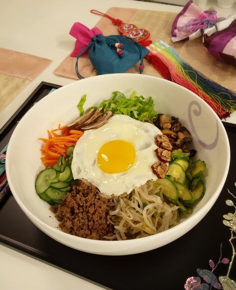 Olá a todos!   Finalmente foi para ar, hoje de manhã, a receita de Bibimbap que preparei no programa Dia Dia com Daniel Bork.   Para ver víd... Food From Different Countries, K Food, Tea Time Snacks, Food T, Rice Noodles, Cafe Food, Korean Food, Pretty Food, Food Cravings