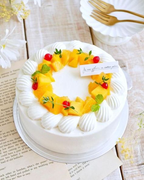 Mango Cake Decoration Ideas, Mango Cakes, Fruit Cake Design, Fresh Fruit Cake, Big Wedding Cakes, Cake Fruit, Mango Cake, Korean Cake, Simple Birthday Cake