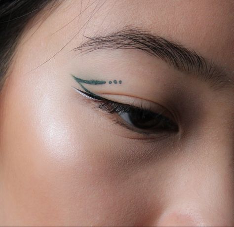 Easy Grafic Liners, Green Eyeliner Makeup Brown Eyes, Simple Graphic Eyeliner Ideas, Green And Black Eyeliner, Green Eyeliner Looks Simple, Minimalist Eyeliner, Subtle Graphic Liner, Green Under Eyeliner, Like Green Eyeliner