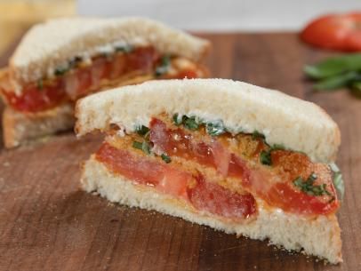 Tomato Sandwich Recipes, Sandwich Torte, Ree Drummond Recipes, Fried Tomatoes, Sandwich Ingredients, Fish Sandwich, Tomato Sandwich, Pioneer Woman Recipes, Chocolate Sandwich