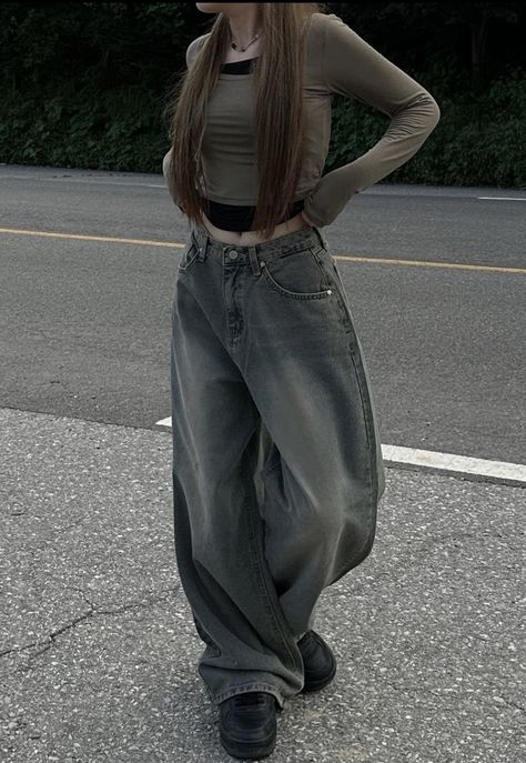 Baggy jeans and top outfit idea Baggy Jeans Small Top, Small Top Big Pants Outfit, Tight Shirt Outfit, Jeans And Crop Top Outfit, Baggy Sweater Outfits, Baggy Pants Outfit, Streetwear Fashion Outfits, Crop Top With Jeans, Tomboy Outfits