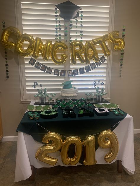 Cake Table Ideas Graduation, Graduation Cake Table Display, Cake Table Decorations Graduation, Indoor Graduation Party Decoration, Graduation Center Peice, Graduation Decoration Table Ideas, Graduation Dinner Party Table Settings, Graduation Party Cake Table, Center Piece For Grad Party