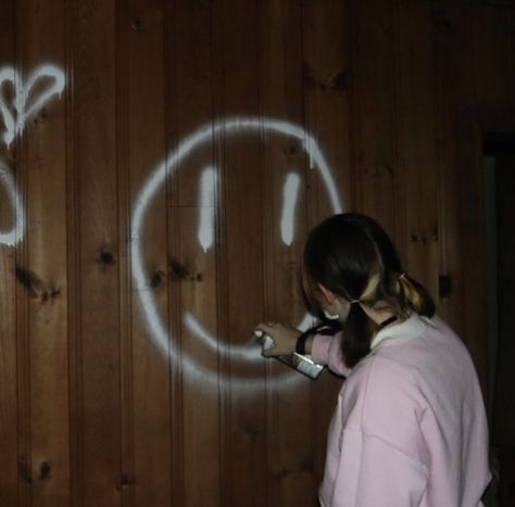 Spraying Graffiti Pose, Person Spray Painting A Wall Reference, Person Spray Painting A Wall, Spray Painter Aesthetic, Spray Painting Aesthetic, Spray Paint Aesthetic, Spray Paint Room, Female Grunge, Bff Day