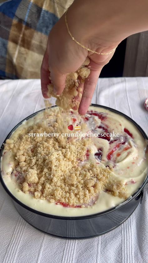 Strawberry Crumble Cheesecake - by Viviane Eldarazi Best Strawberry Cheesecake Recipe, Strawberry Crumble Cheesecake, Strawberry Cheesecake Recipes, Strawberry Crumble Cake, Strawberry Lemon Cheesecake, Homemade Strawberry Cheesecake, Cheesecake Crumble, Crumble Cheesecake, Strawberry Crumble