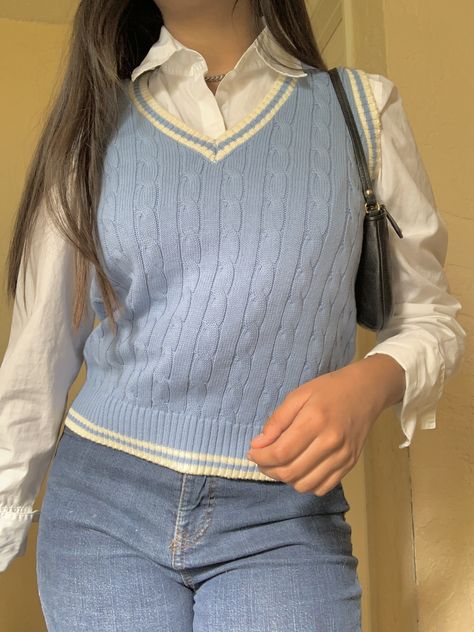 Winter Outfit For College, Old Money Denim, Zara Clothes Women, Cute Vests, Sweater Vest Outfit Women, Blue Sweater Outfit, Outfit Elegantes, Simple Style Outfits, Classy Winter Outfits