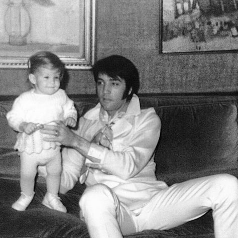 Elvis And Lisa Marie, Elvis And Lisa, Elvis Family, Elvis 2022, Elvis Presley Priscilla, Presley Family, Elvis Presley Family, King Elvis Presley, Elvis Presley Images