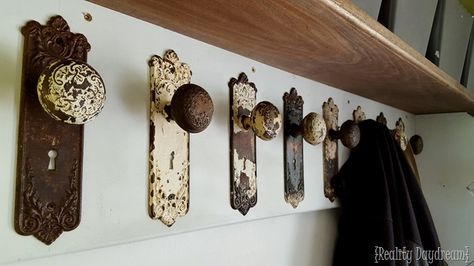 Door Knobs Ideas, Coat Hooks Hallway, Diy Coat Hooks, Old Door Knobs, Door Plates, Ohio House, Scrap Projects, Diy Hooks, Coat Hooks On Wall