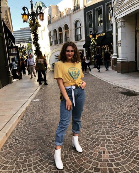 Hallie | Fashion and OOTDs on Instagram: “I walked down Rodeo Drive today and have never felt so inferior in my life. Like literally I felt like a peasant... I wanted to go into…” Rodeo Drive, Literally Me, In My Life, Rodeo, My Life, Mom Jeans, Outfit Ideas, Walking, Ootd