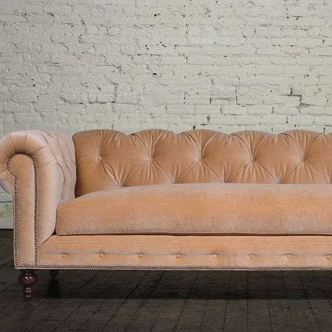 Chesterfield Sofa Living Room Boho, Vintage Tufted Sofa, Modern Velvet Couch, Velvet Furniture Living Room, Chesterfield Sofa Living Room Modern, Chesterfield Sofa Decor, Chesterfield Sofa Living Room Ideas, Chesterfield Sofa Velvet, Chesterfield Sofa Living Room