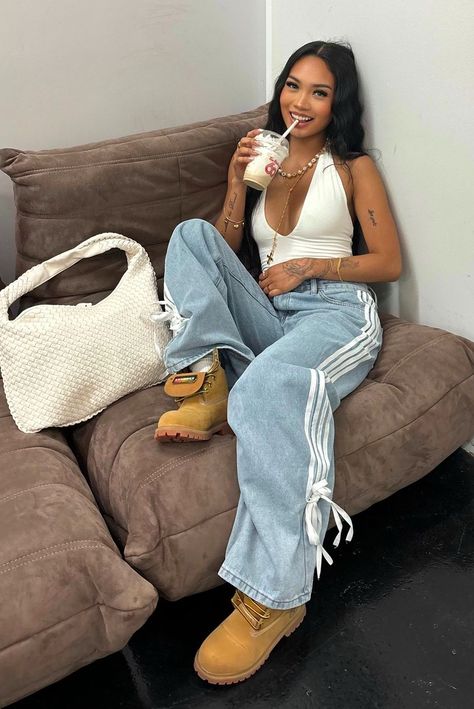 Girly Streetwear Fashion Women, 2025 Fashion Trends Black Women, Streetwear Fashion Classy, Uk Basketball Game Outfit, Court Side Outfit Basketball Games Women, Yeezy Inertia Outfit, Cute Girly Streetwear Outfits, Nb 1906r Outfit Woman, Baggy Jeans And Timberlands