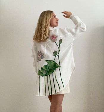 RaraAvisArtGifts - Etsy Франция Hand Painted Button Up Shirt, Hand Painted Shirts, Painted Blazer, Hand Painted Clothes, Water Lily Painting, Hand Painted Linen, Elegant White Blouse, Exclusive Aesthetic, Painted Shirt