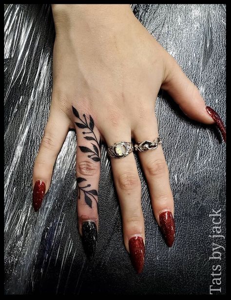 Green Finger Tattoo, Leaf Wrap Finger Tattoo, Outer Thumb Tattoos, Foliage Finger Tattoo, Hand To Finger Tattoo, Finger Leaves Tattoo, Women's Finger Tattoos, Finger Vines Tattoo, Fern Finger Tattoos For Women