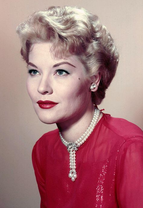 Page Hairstyles, Patti Page, Shirley Jones, Hollywood Walk Of Fame, Walk Of Fame, Music Icon, Classic Beauty, Red Fashion, Hair Trends