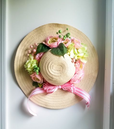 DIY Straw Hat Wreath Decorate Straw Hat, Decorated Straw Hats, Diy Straw Hat, Straw Hat Wreath, Hat Decorating Ideas, Straw Hat Diy, Straw Hat Crafts, Spring Wreaths For Front Door Diy, Decorated Hats