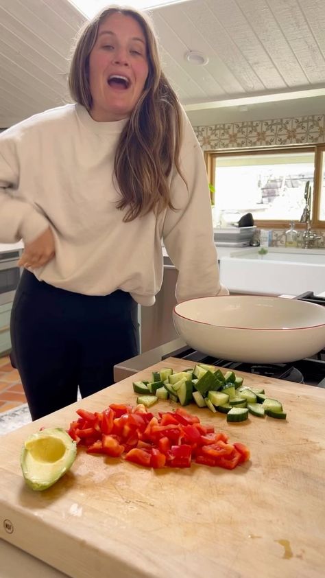 caroline chambers | I will never tire of this salad. 1 red bell pepper 1/2 English cucumber 1/2 avocado Handful romaine 4 ounces deli turkey or chopped… | Instagram Chili Crunch, Chicken Salt, Everything Bagel Seasoning, Deli Turkey, Sesame Dressing, Bagel Seasoning, English Cucumber, Everything Bagel, Chopped Salad