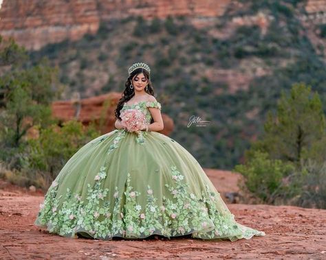 Tiana Quince, Sage Green Quinceanera, Quinceanera Dresses Green, Red Ball Dress, Green Quince Dress, Quinceñera Ideas, Quince Photoshoot, Princess Sweet 16, Quinceanera Dresses Red