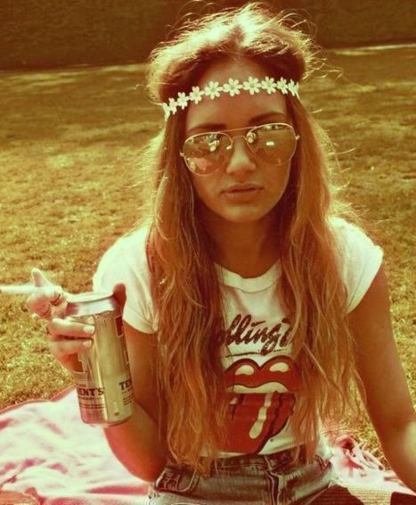 Take off the headband, let the hair go   crazy and replace with a Monster... And there you have Hipster   Shanny. Indie Girls, Hippie Names, Mundo Hippie, 70s Mode, Looks Hippie, Hippie Tattoo, Festival Mode, Moda Hippie, Scene Girl