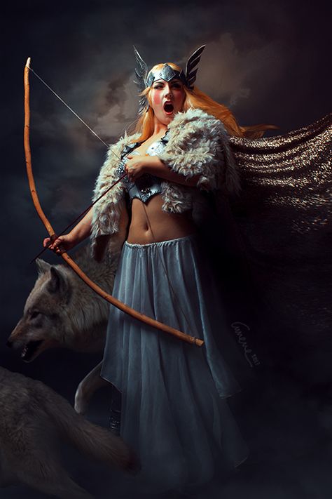 Valkyria Arte Viking, Mythological Characters, Female Warriors, Viking Woman, Viking Art, Norse Vikings, Warrior Women, Bow And Arrow, Viking Warrior