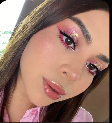 Karol G Concert Makeup, Concert Makeup Pink, Pink Concert Makeup, Makeup For Fuchsia Dress, Makeup Concert Ideas, High Visual Weight Makeup, Nicki Concert, Jalebi Baby, Makeup Ojos