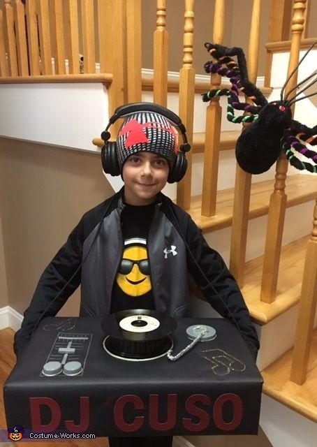 Dj Costume Ideas, Dj Costume Women, Diy Dj Turntable Costume, Dj Costume For Kids, Music Costume Ideas, Dj Music Man Cosplay, Dj Marshmello Costume, Dj Costume, Music Costume