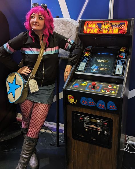 Turns out that Ramona Flowers is enough of a geek to spend a day at Insomnia Gaming Festival! Swipe for a full summary of a day in the life of a manic pixie dream girl at con 🤪 The hammer is my first big prop project and I am super proud of it! Who knew insulation boarding, coving glue, polyfilla, and concrete effect spray mounted on a broom handle could make you feel like such a threat 😈 Feat. @the_galactic_repubrick_ as Scott Pilgrim! 🔨 Character: Ramona Flowers 🔨 Event: @igfestuk #ram... Romona Flowers Cosplay, Ramona Flowers Makeup, Scott Pilgrim And Ramona Flowers Costume, Ramona Flowers Inspired Outfit, Ramona Costume, Ramona Flowers Cosplay, Scott Pilgrim Costume, Ramona Flowers Costume, Ramona Flowers Outfit