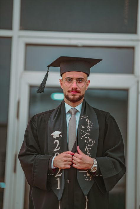 Graduation Photoshoot Poses Men, College Graduation Men, Grad Photoshoot Men, Graduation Pictures Guys, Graduation Poses For Guys, Graduation Photoshoot Men, Poses For Graduation Photos, High School Graduation Pictures, Graduation Pictures Poses