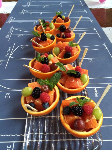 Fruit desert Fruit Salad Presentation, Fruit Tray Designs, Fruit Presentation, Fruit Desert, Amazing Food Platters, Fruit Cup, Fruit Platter Designs, Fruit Trays, Decorações Com Comidas