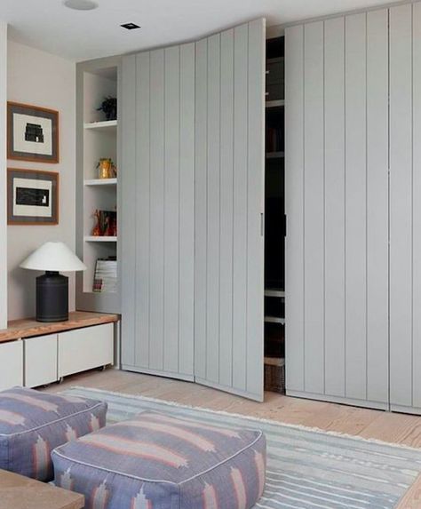 V-groove doors for mudroom cabinet doors? Interior Design Country, Staircase Layout, Ideas Armario, London Living Room, Bedroom Built In Wardrobe, Interior Design Minimalist, Bedroom Cupboards, Built In Cupboards, Transitional Living