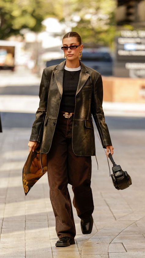 Brown Leather Bag Outfit, Leather Blazer Outfit, Blazer Outfit Ideas, Fall Fashion Staples, Long Denim Shorts, Black Patent Pumps, Suede Blazer, Miu Miu Bag, It Bag