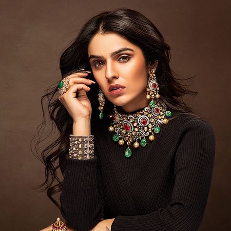 Tanishq Jewellery Advertisement, Neelkanth Jewellers, Indian Poses, Desi Fusion, Jewellery Fashion Shoot, Tanishq Jewellery, Jewellery Photoshoot, Calendar Shoot, Vintage Indian Jewelry