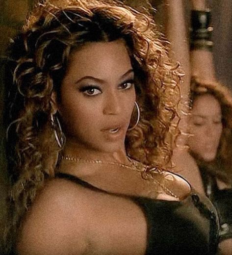 Jlo Black Hair, Beyonce Beautiful Liar, Beyonce Shakira, Beyonce Makeup, Beautiful Liar, Beyonce Hair, Mood Memes, Beyonce Photos, Beyonce Outfits