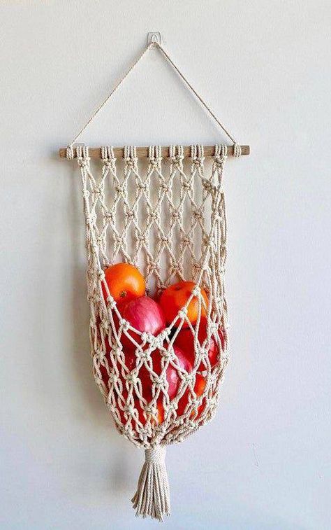 Pola Macrame, Basket Wall Hanging, Hanging Fruit Baskets, Macrame Plant Holder, Macrame Patterns Tutorials, Macrame Hanging, Hanging Macrame, Macrame Ideas, Macrame Decor